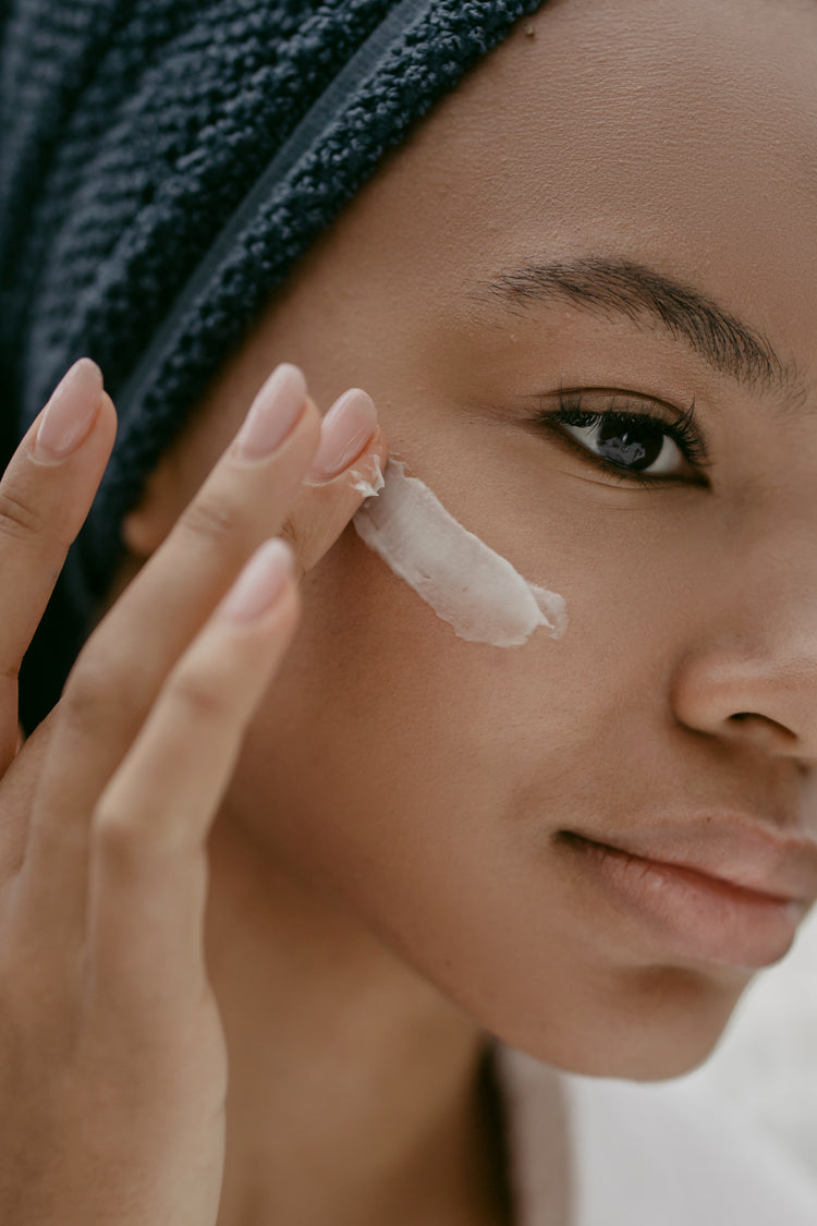 Application d'une crème hydratante